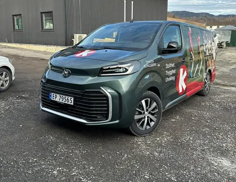 KIF-bilen sett forfra, med rød K på panseret og dekor langs siden.