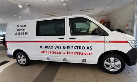 Hvit varebil med rød stripe og firmadekor for Rjukan VVS og Elektro.